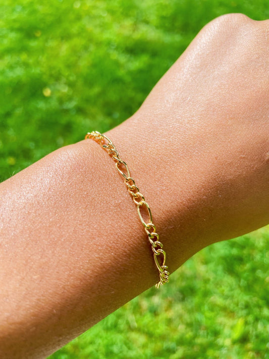 gold figaro chain braclet